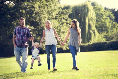 Aile birlikte vakit geçiriyor.