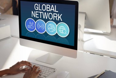 insan bilgisayar üzerinde çalışan 