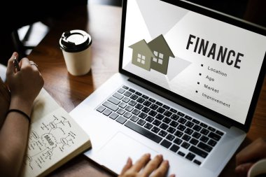 Dizüstü bilgisayarla çalışan kadın