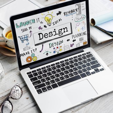 Masanın üstüne açık dizüstü