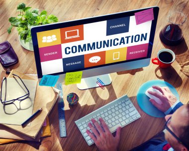 Bilgisayar kullanan adam