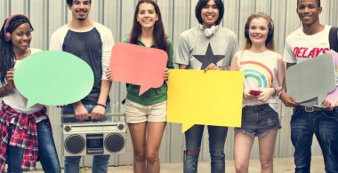 Çeşitli gençler dışarı asılı 