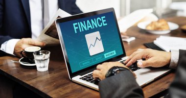 Dizüstü bilgisayar kullanan iş adamı