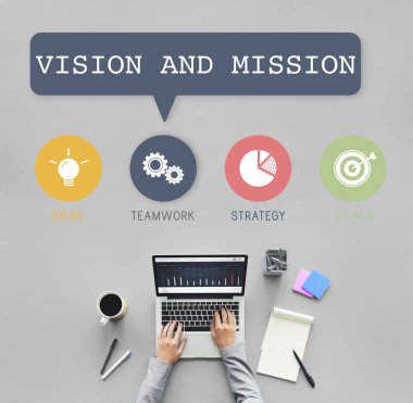 laptop ile çalışan kişi 