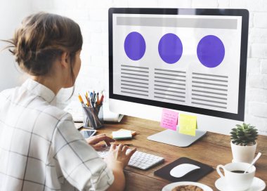 bilgisayar ile çalışan kadın