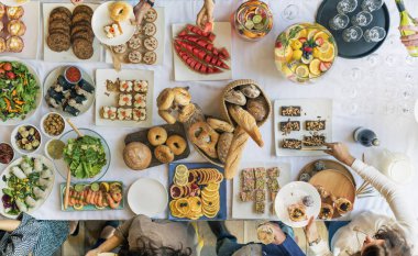 partide çok ırklı insanlar