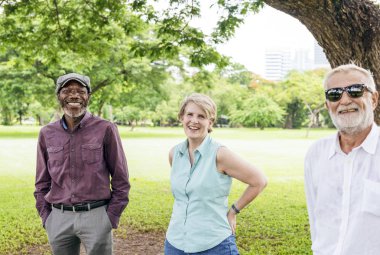 Kıdemli arkadaşlar park eğlenmek