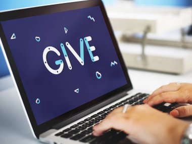 dizüstü bilgisayarda çalışan insan