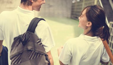 Öğrenciler üniformalı beraber yürüyelim 