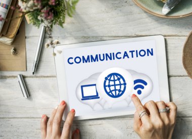 dijital tablet kullanan kadın