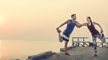 Çift germe egzersiz yaparak 