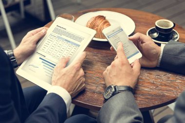 dijital cihazlar kullanarak iş adamları,