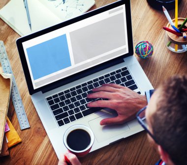 dizüstü bilgisayar kullanan adam