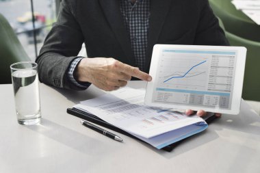 Elinde tablet tutan bir iş adamı