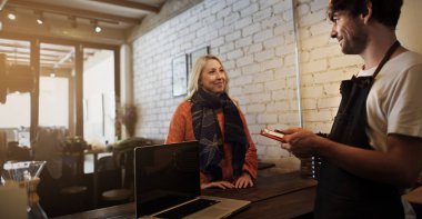 Barista ve müşteri restoranda