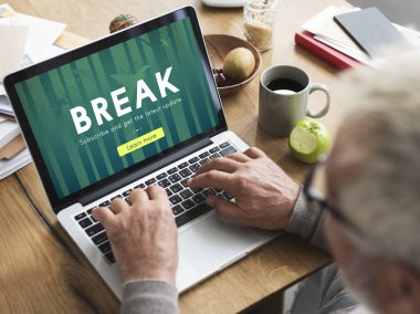 Dizüstü bilgisayar kullanan kıdemli adam.