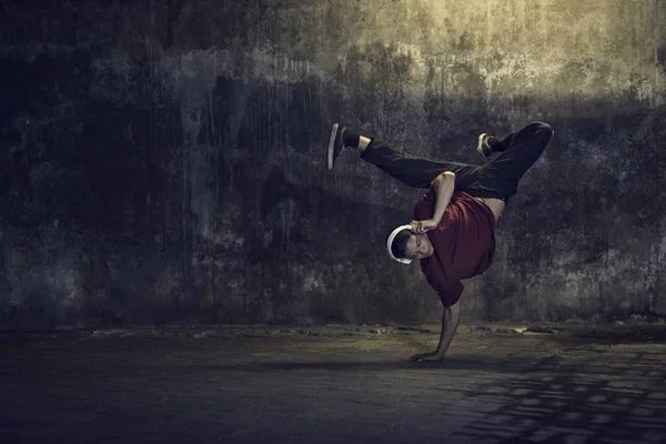Killen som dansar breakdance — Stockfoto