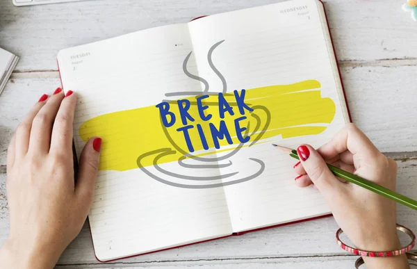 Günlüğe notlar yazan kadın