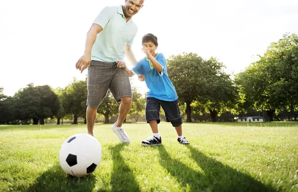 Père avec fils jouer au football — Photo