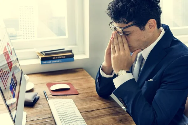 Homme d'affaires travaillant dans le bureau — Photo