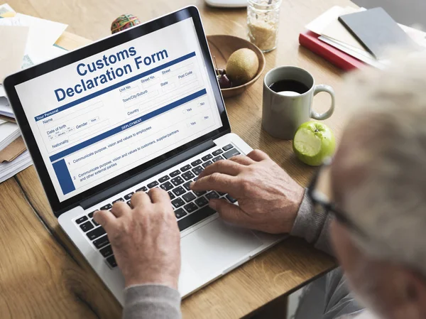 Dizüstü bilgisayar kullanan kıdemli adam.