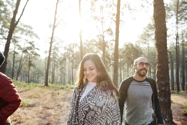 Genç arkadaşlar yolcuları ormandaki