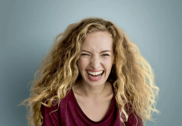 Gülümseyen genç kadın