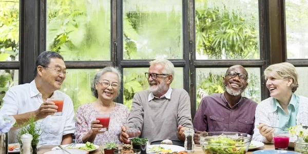 シニア退職ミートのグループ — ストック写真