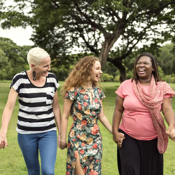 Freunde verbringen Zeit im Park — Stockfoto