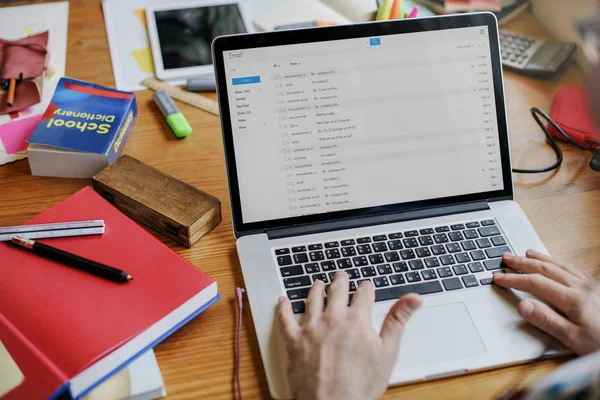 Pessoa usando laptop à mesa no escritório — Fotografia de Stock