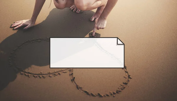 Mulher desenho símbolo de coração na praia — Fotografia de Stock