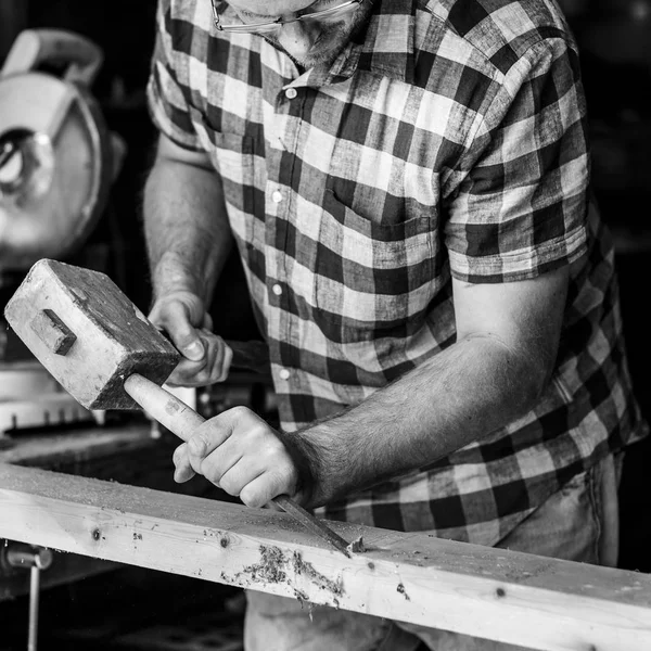 Carpenter Craftman in workshop — Stock Photo, Image