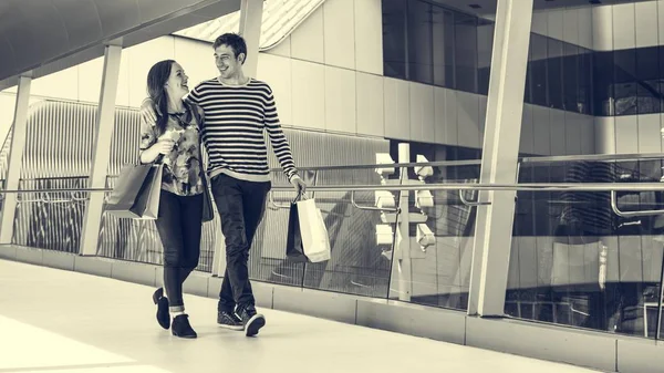 Pareja feliz en el centro comercial — Foto de Stock