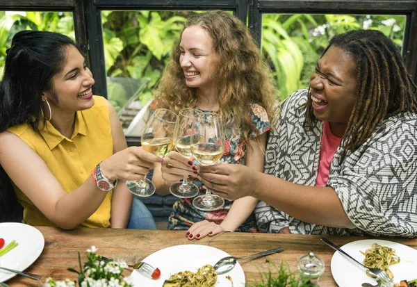 Mujeres cenando — Foto de Stock