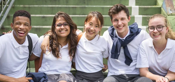 Zróżnicowane uczniów w szkolnym mundurku — Zdjęcie stockowe