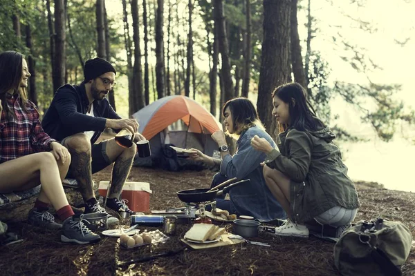 Друзья едят и пьют в палатках — стоковое фото