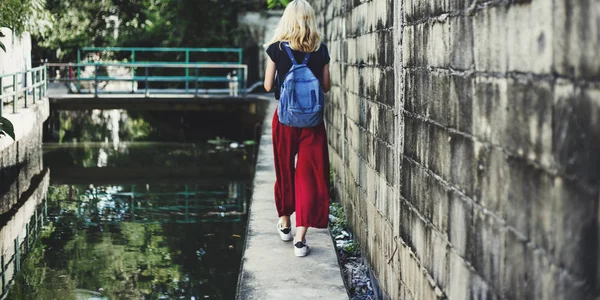 Femme marchant le long du canal — Photo