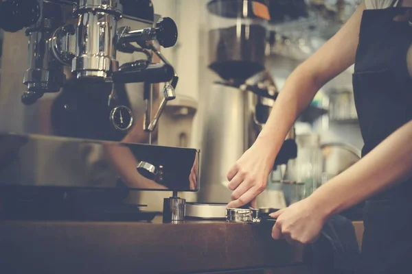 Barista Příprava kávy — Stock fotografie