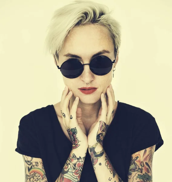 Žena s tetováním pózuje ve studiu — Stock fotografie