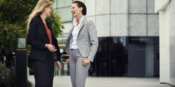 Donne d'affari che discutono idee — Foto Stock