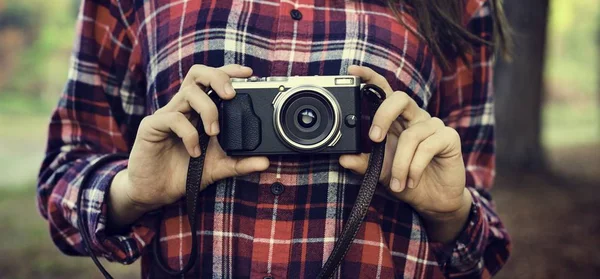 Chica tomando fotos — Foto de Stock