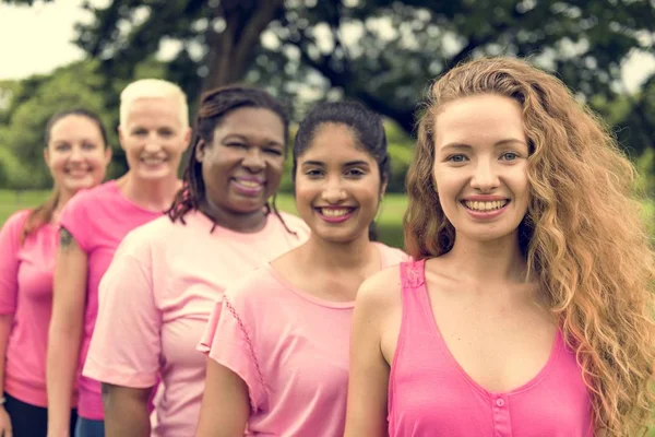 Las mujeres apoyan el cáncer de mama — Foto de Stock