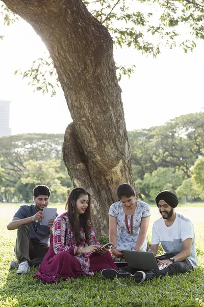 Hermosos amigos indios al aire libre — Foto de Stock