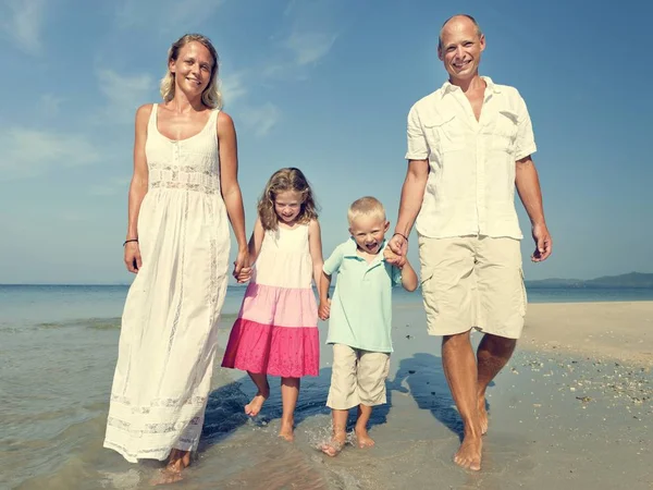 Aile sahilde eğleniyor. — Stok fotoğraf
