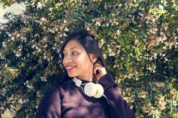 Mulher bonita com fones de ouvido — Fotografia de Stock