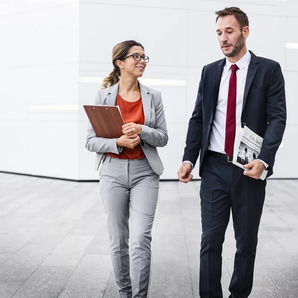 Affari Persone a piedi per l'ufficio — Foto Stock