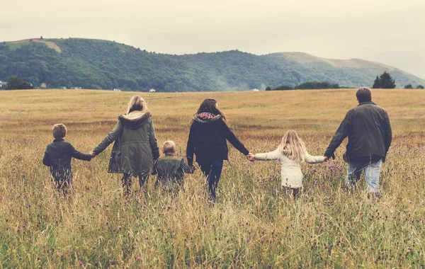 Familia caminando en el campo — Foto de Stock