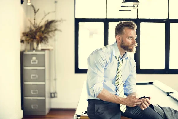 Schöner Geschäftsmann, der arbeitet und denkt — Stockfoto