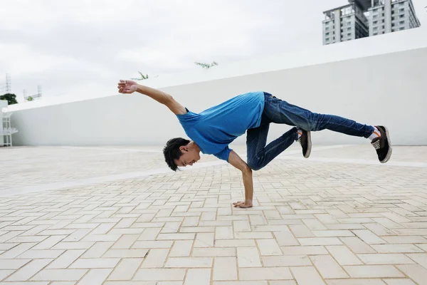 Guy bailando breakdance —  Fotos de Stock