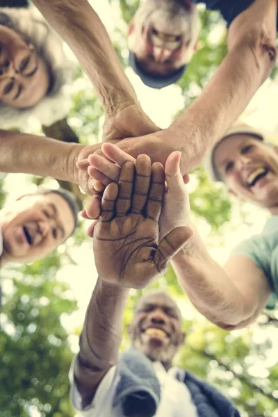 Amigos mayores dándose la mano — Foto de Stock